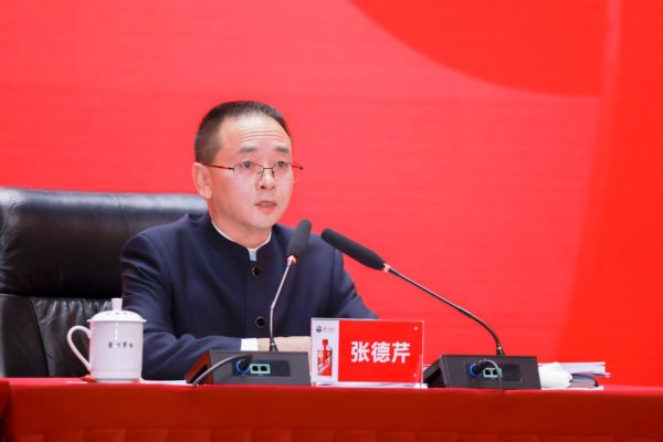 配资门户网官网首页 茅台股东大会直击·人物特写丨还是一身深色中山装，张德芹：“请各位老板放心，茅台不会辜负期望”